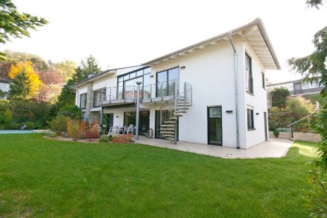 Außergewöhnliche Villa mit Pool in herrlicher Gartenanlage