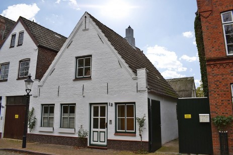 Mehrfamilienhaus mit kl. Garten und gr. Nebengebäude in Friedrichstadt mit drei WEH